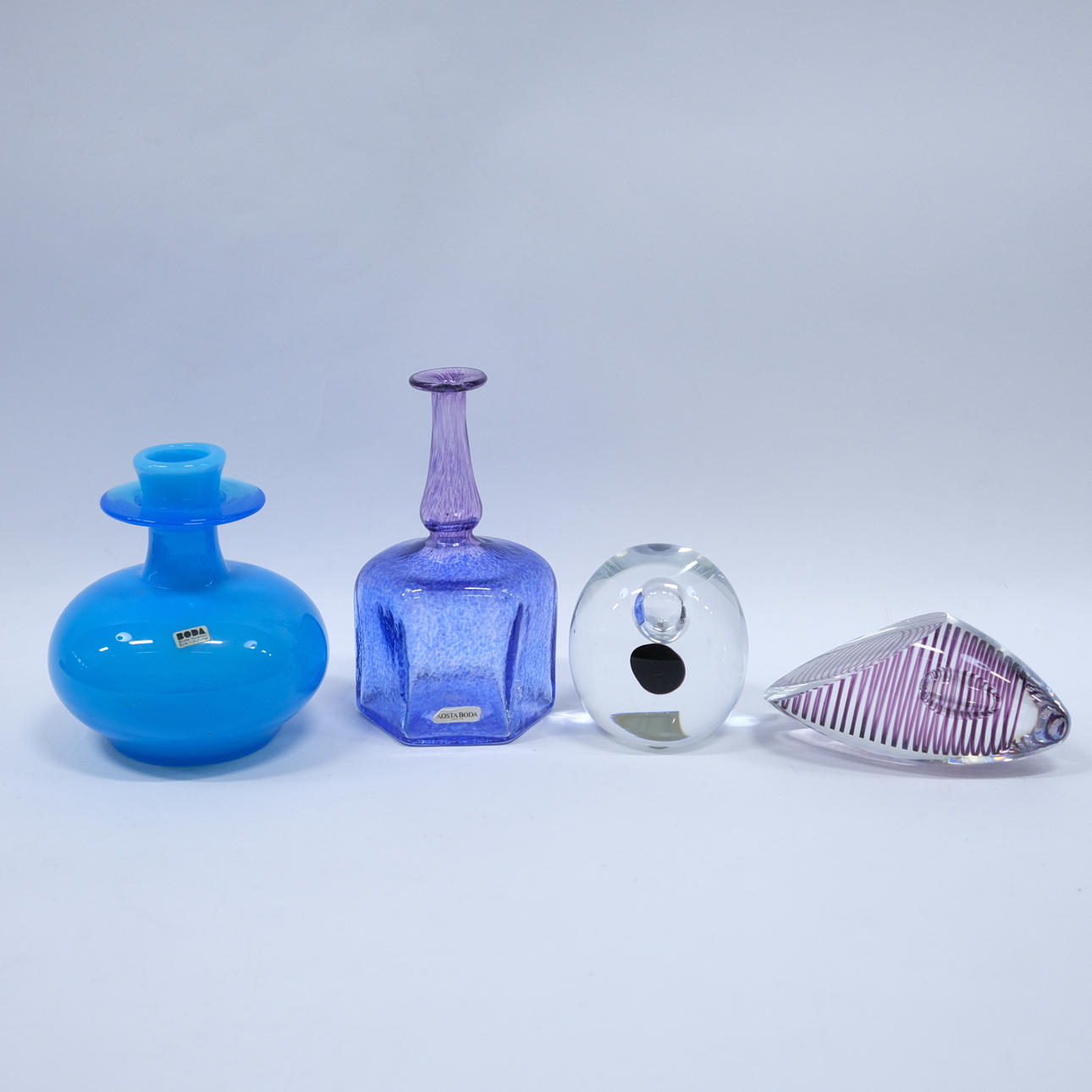 FOUR GLASS OBJECTS INCLUDING BERTIL VALLIEN.