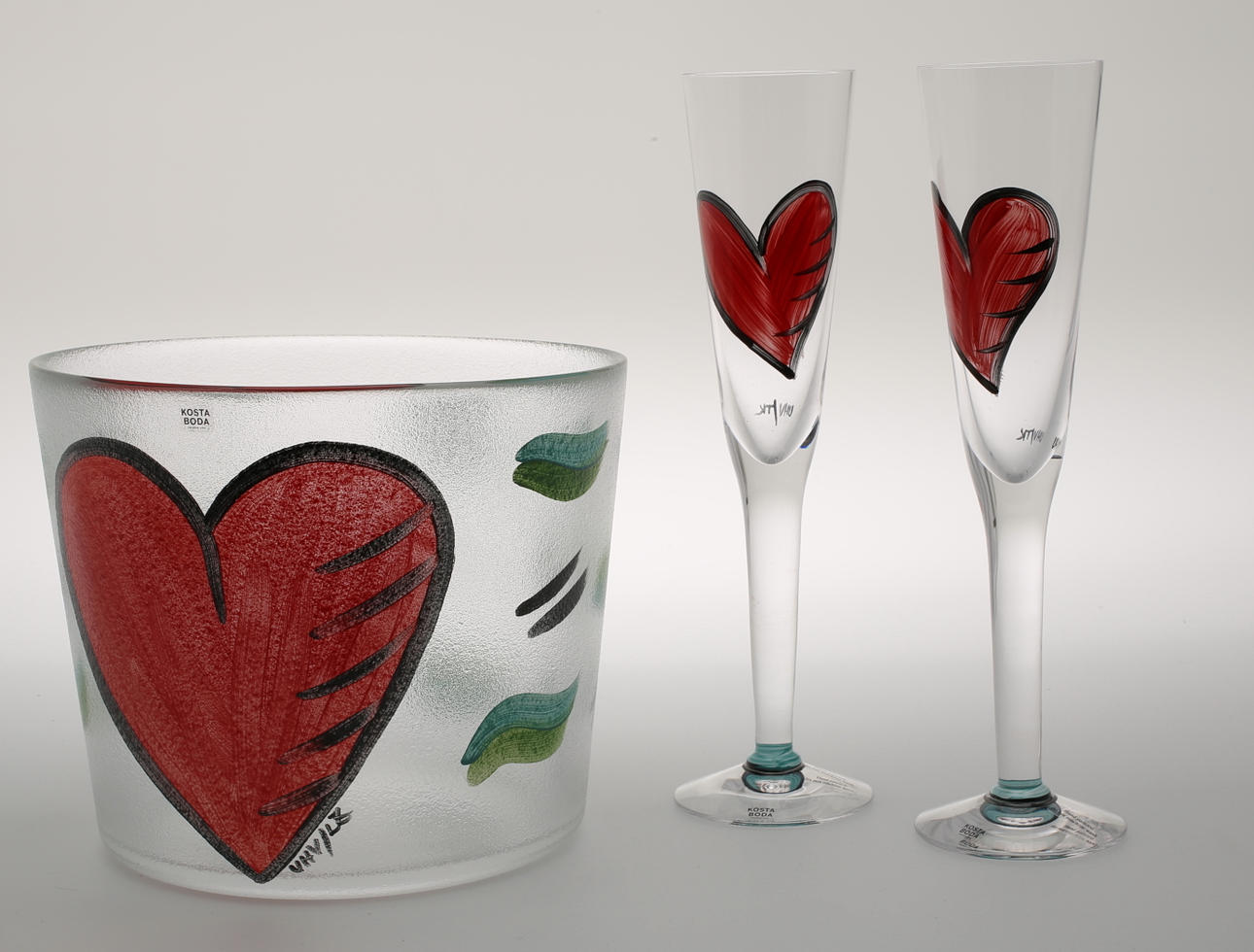 ULRICA HYDMAN VALLIEN. Champagnekylare, 2 st champageglas Kosta Boda, modell Hearts.