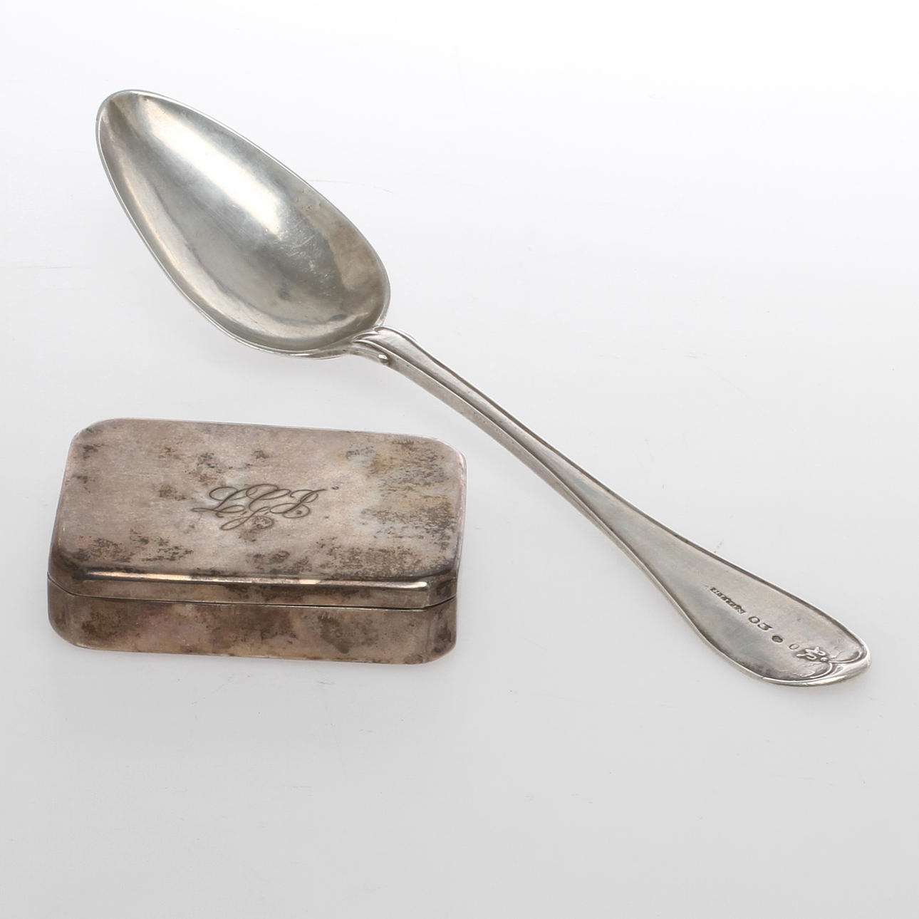 DOSA, silver, Johan Carlsson Norrköping 1829 (änka H.E. Eneroth) samt SKED, silver, Hans Littén Stockholm 1820.
