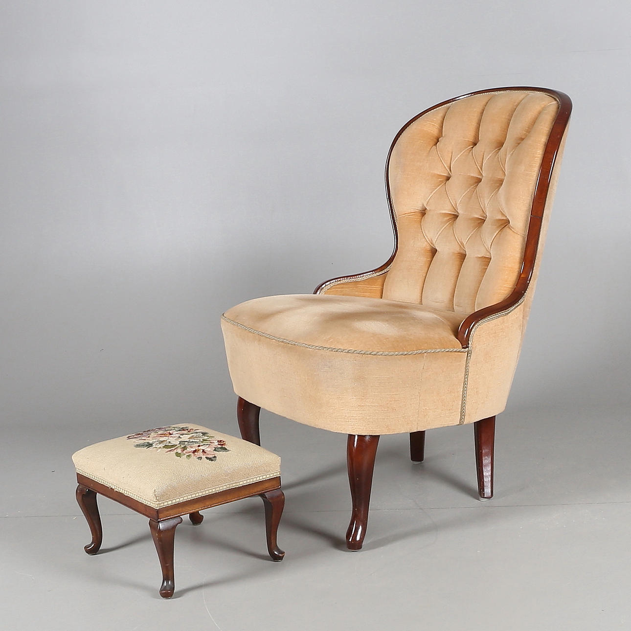 EMMAFÅTÖLJ samt FOTPALL, 1900-tal.