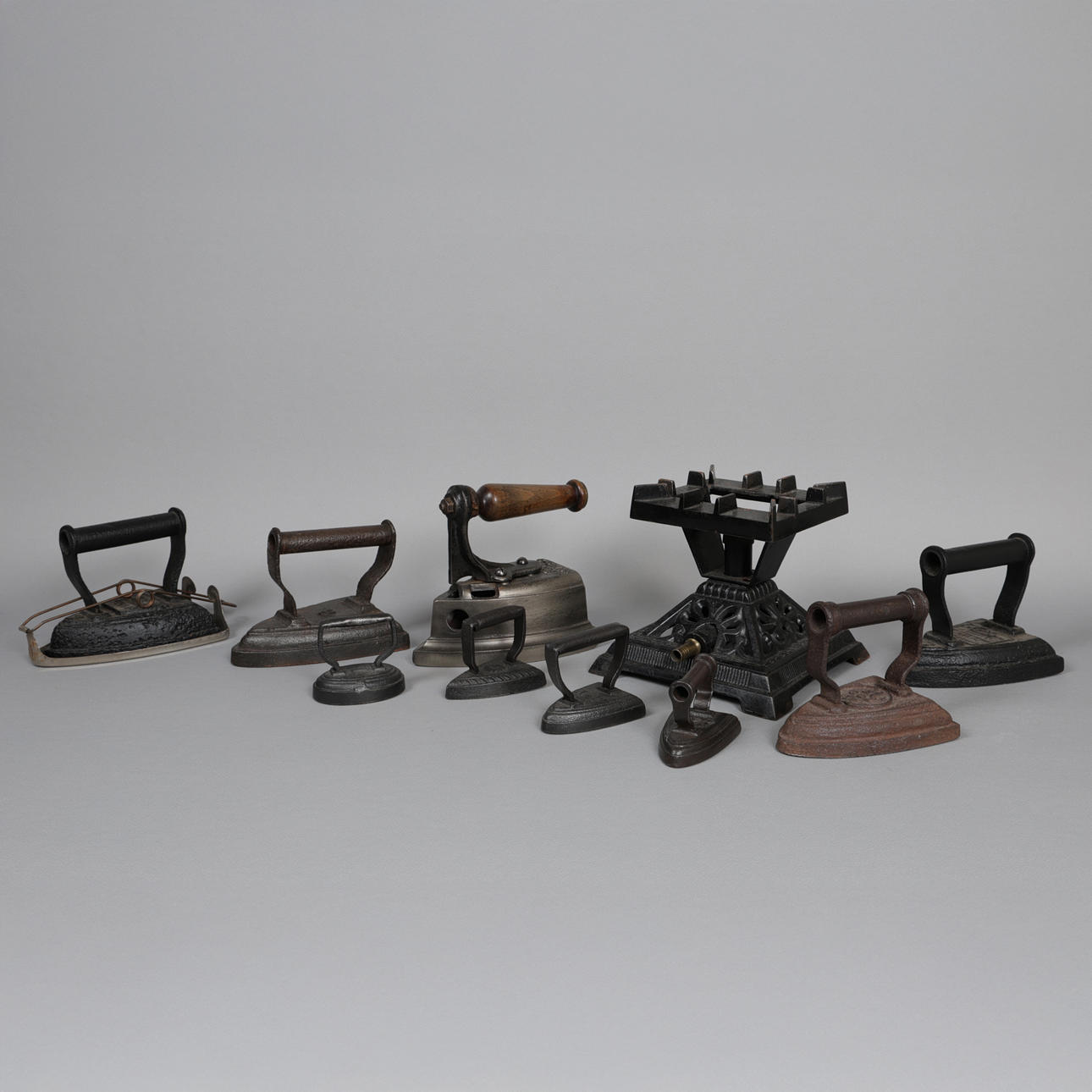 EN SAMLING AF VASKETØJ OG FLADJERN (ANTAL).