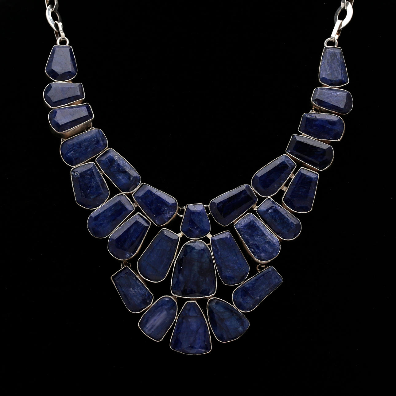 Gargantilla de cuarzos facetados.