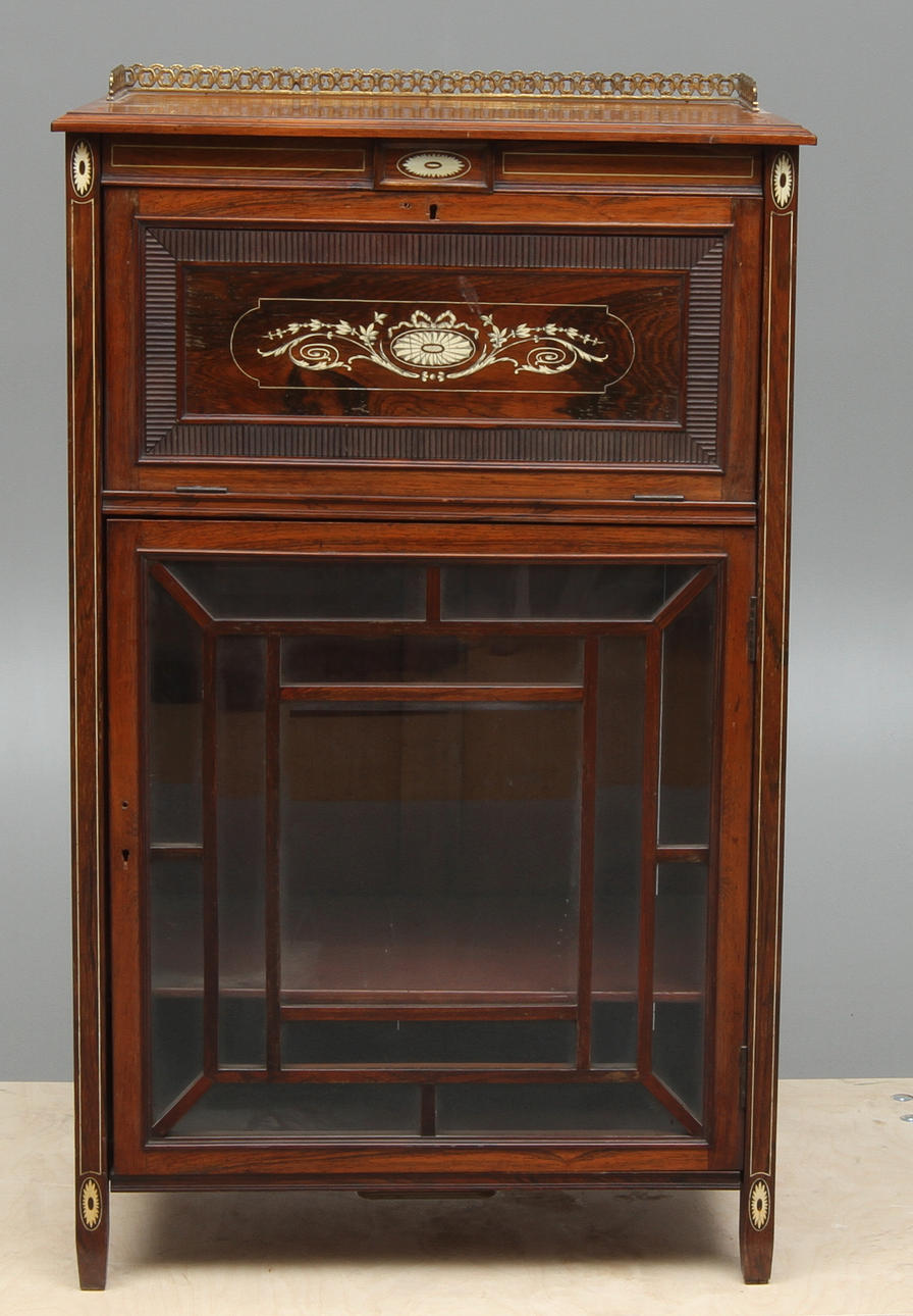 VITRINSKÅP med klaff, dekor med beninläggningar, 1800-tal.
