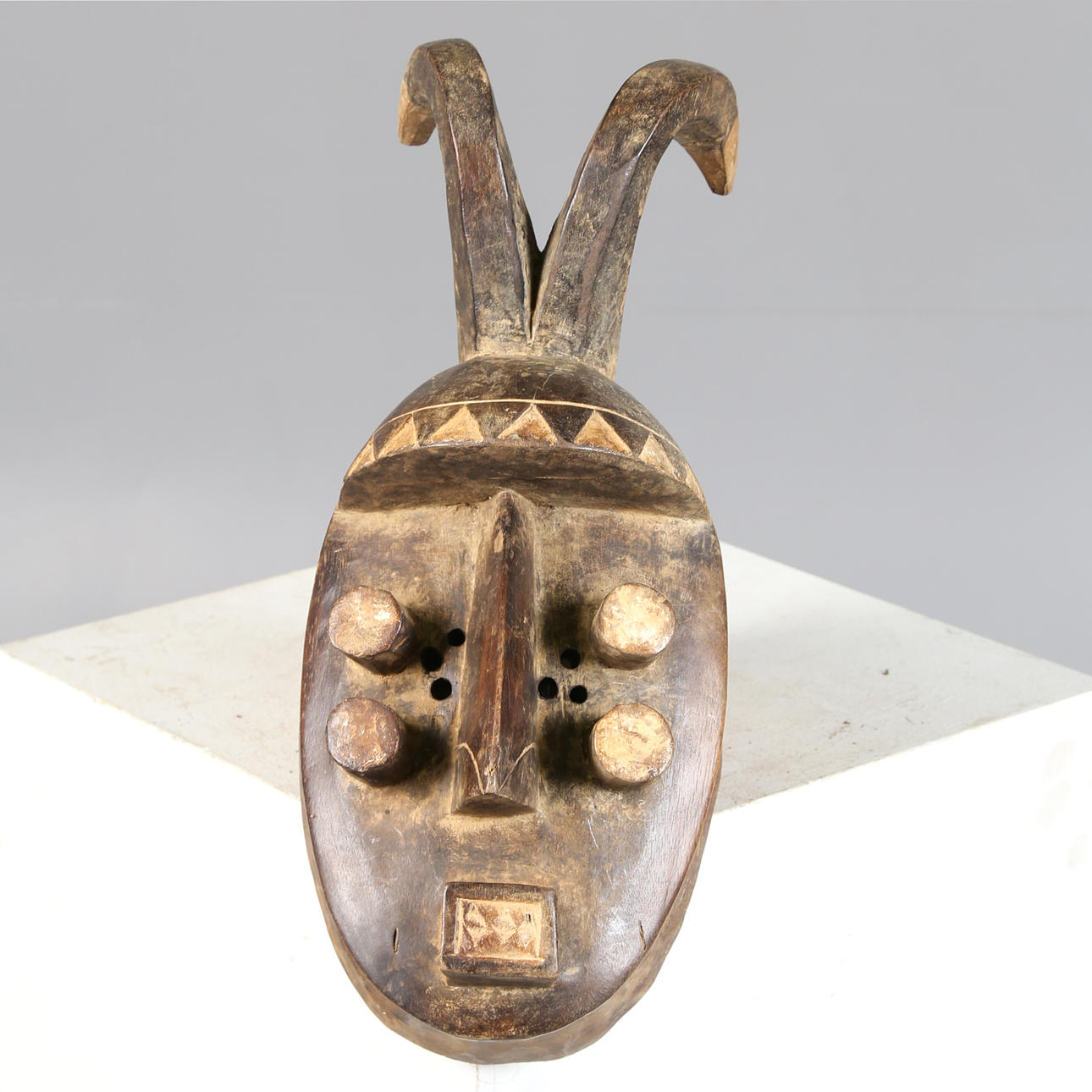 UNA MÁSCARA DE ANTÍLOPE GREBO, LIBERIA.