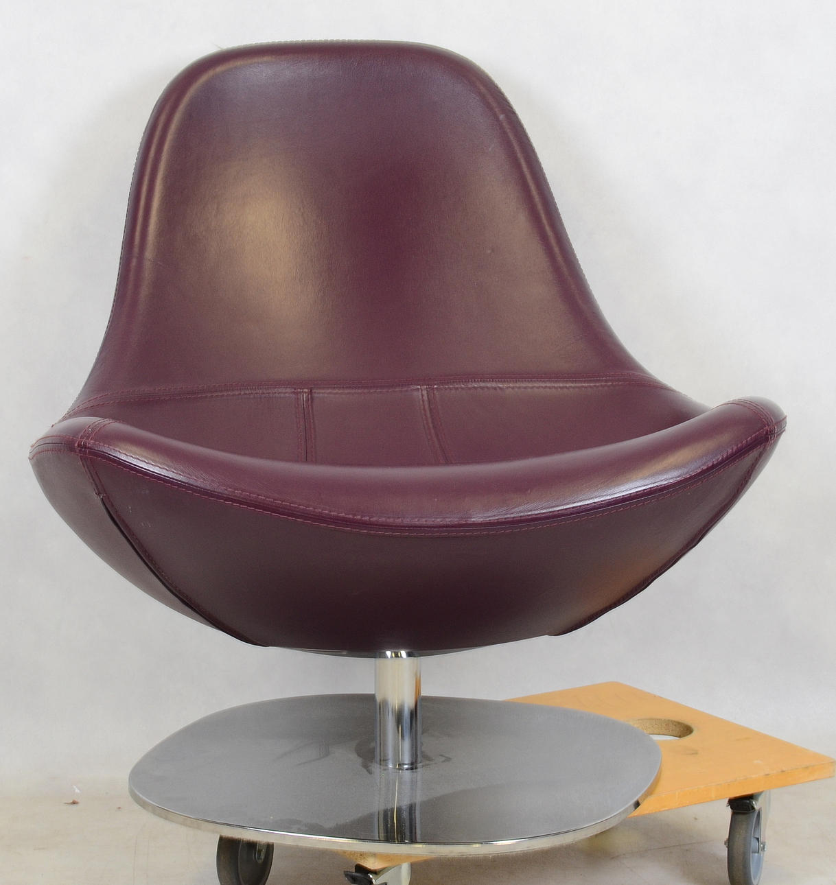 SNURRFÅTÖLJ MED KROMAT UNDERREDE, modern tillverkning.