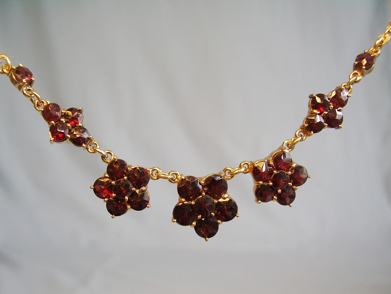 ANTIK GRANATHALSBAND runt 1900/10.