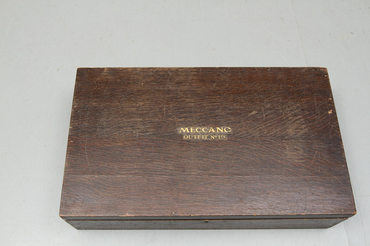 MECCANO OUTFIT no 10, i original träfodral, 1900-tal. Många delar. Kataloger.