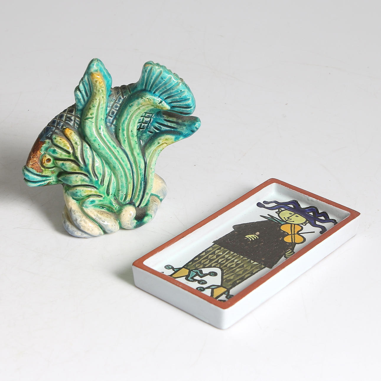 FAT och FIGURIN, 2 delar, Stig Lindberg, "Karneval", Gustavsberg. Gunnar Nylund, chamotte, Rörstrand.