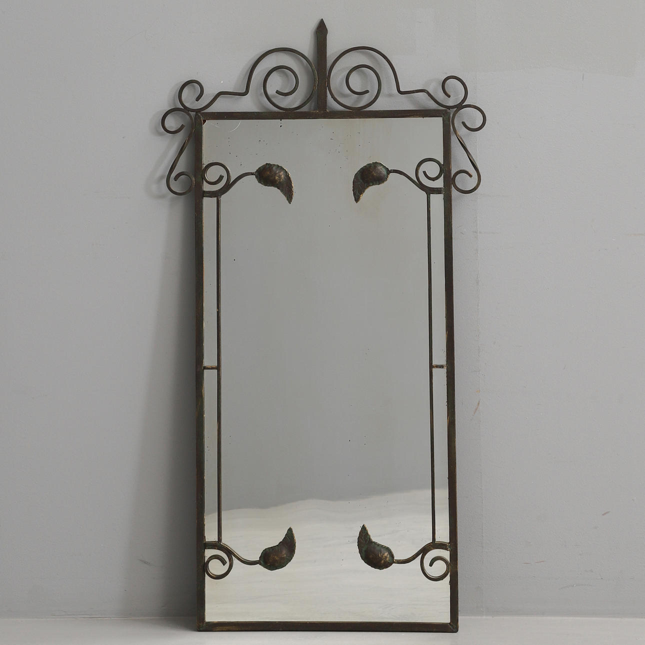 Ein schmiedeeiserner Spiegel, 1930er/40er Jahre.