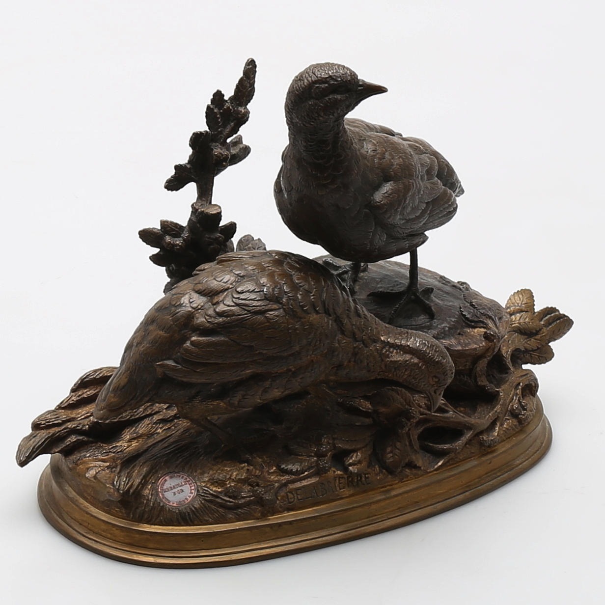 ÉDOUARD PAUL DELABRIERRE. Skulptur i delvis förgylld och patinerad brons av två vaktlar. Signerad Delabrierre.