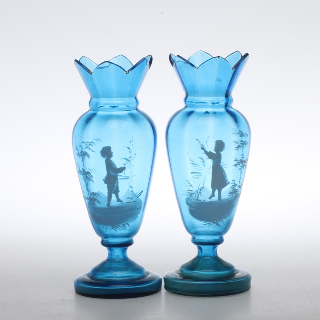 VASER 1 par, glas, Mary Gregory-stil, 1900-tal.