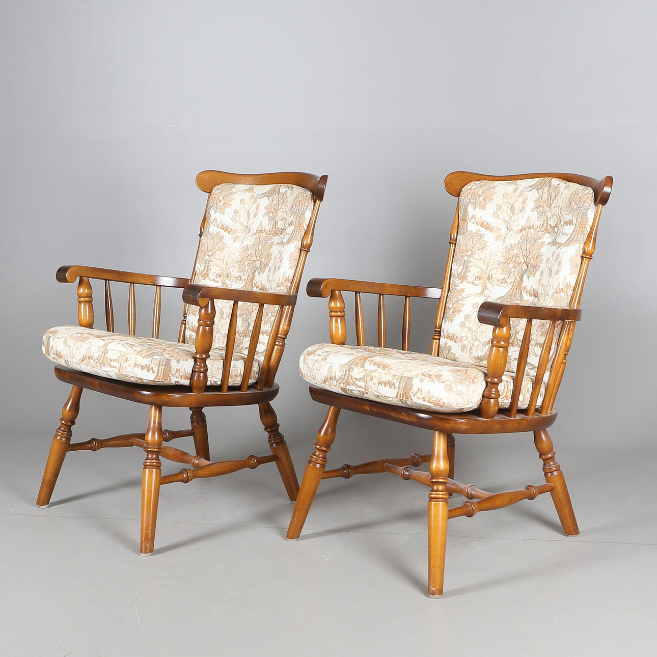 KARMSTOLAR, ett par, Nesto, Nässjö stolfabrik, 1900-talets andra hälft.