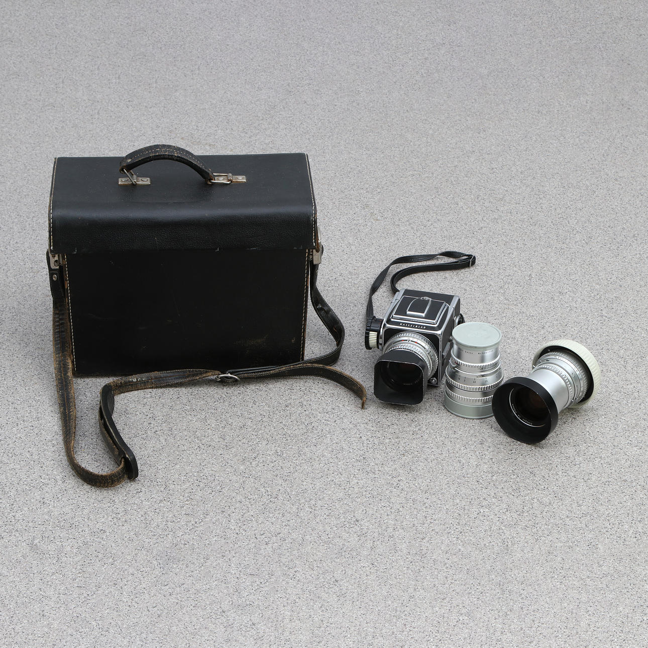 HASELBLATT 500C. KAMERAAUSRÜSTUNG IN DER TASCHE.