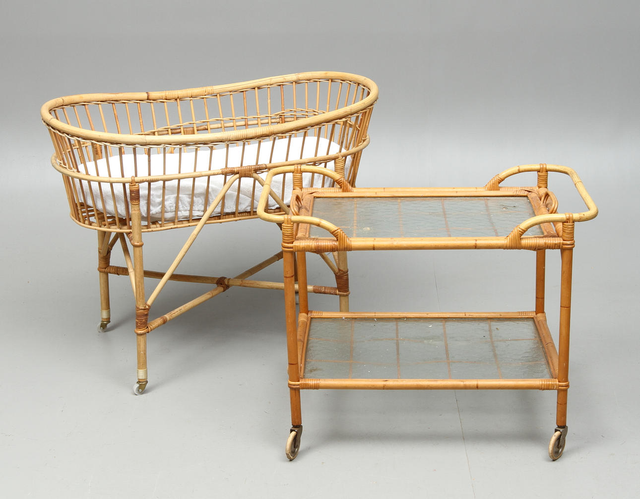 BARNSÄNG SERVERINGSVAGN, bambu och rotting, 1900-tal.
