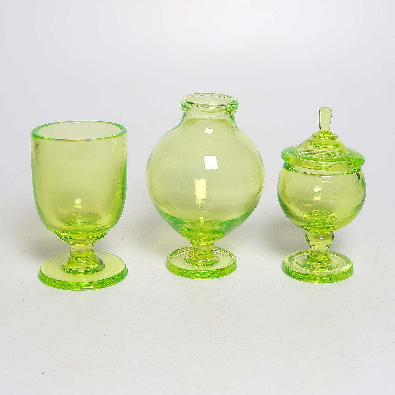 MONICA BRATT. Vas, pokal och lockskål, 3 delar, uranglas, Reijmyre glasbruk, 1900-tal.