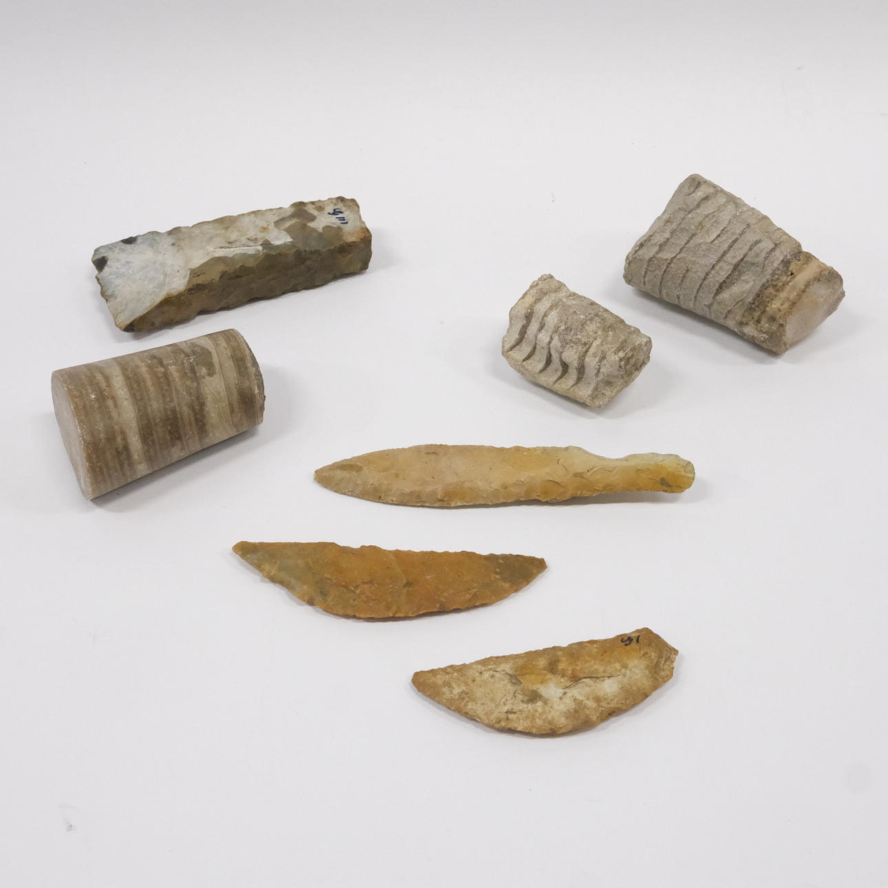 STENALDERREDSKABER OG FOSSILER, SYV DELE.