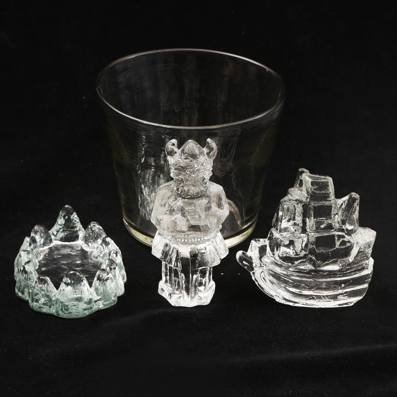 GLASS OBJECTS, 4 pieces, Pukeberg and more.