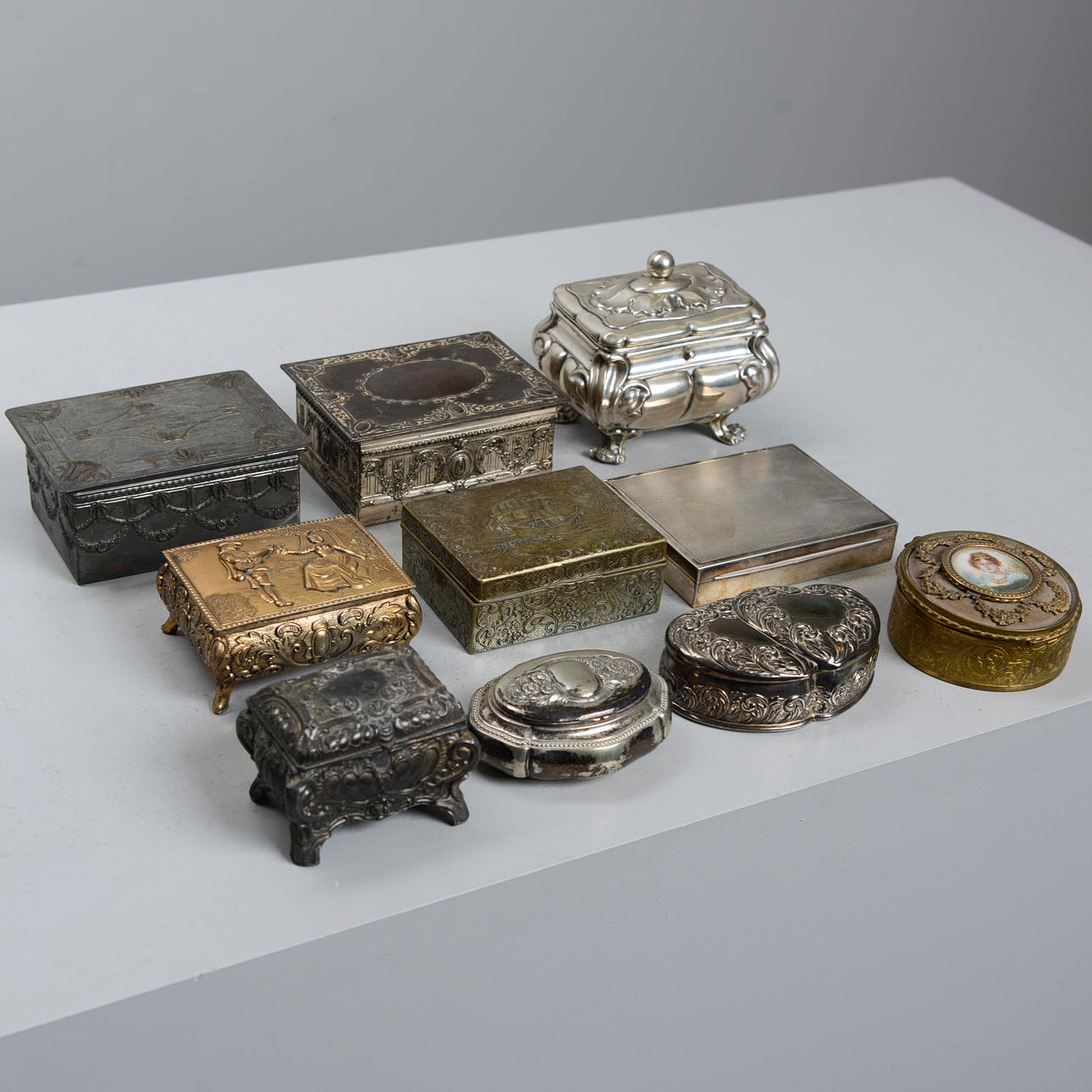 BOXEN, 10 Stück, verschiedene Metallarten.