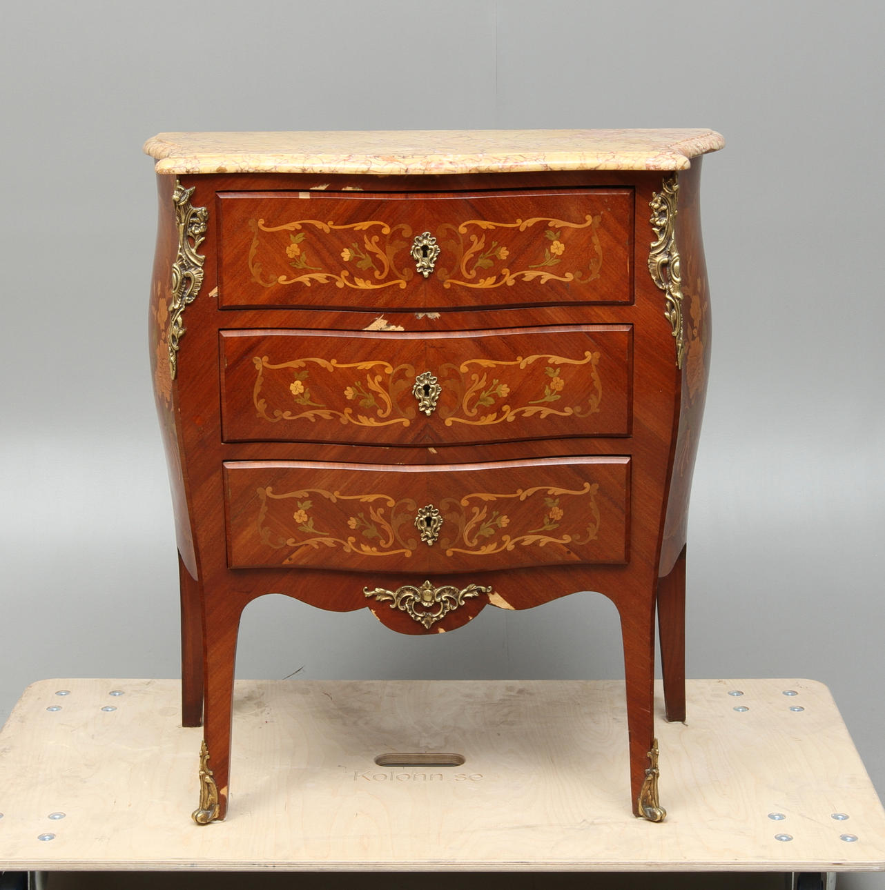 BYRÅ, med stenskiva och intarisa, Louis XV-stil, 1900-tal.