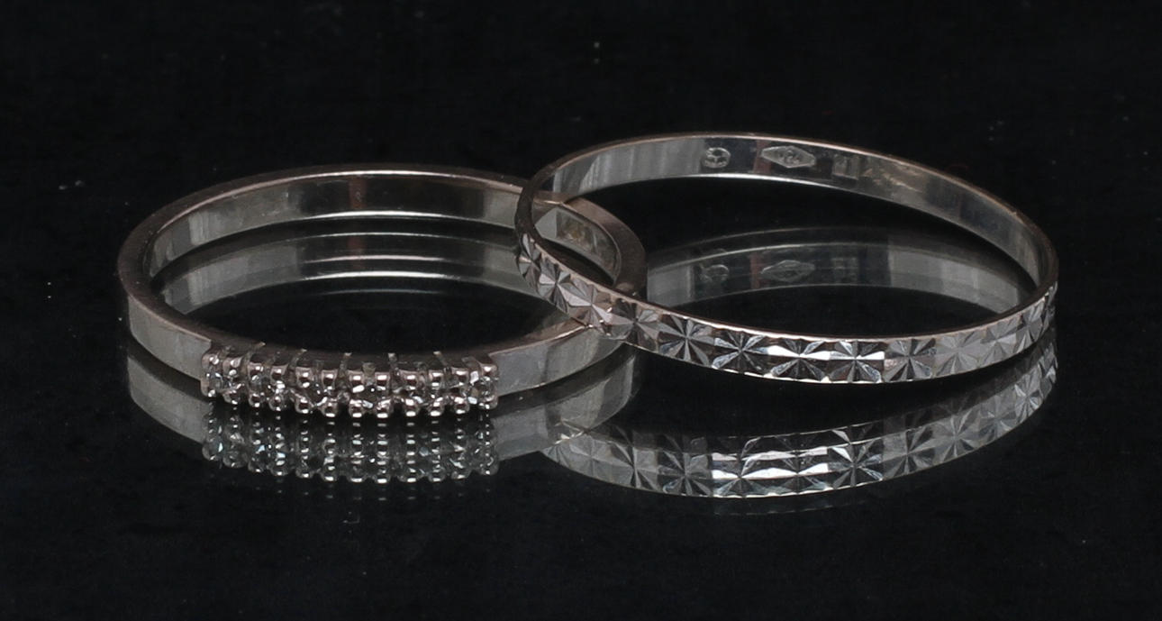 RINGAR 2st 18k vitguld. Total vikt 4,1 gram.