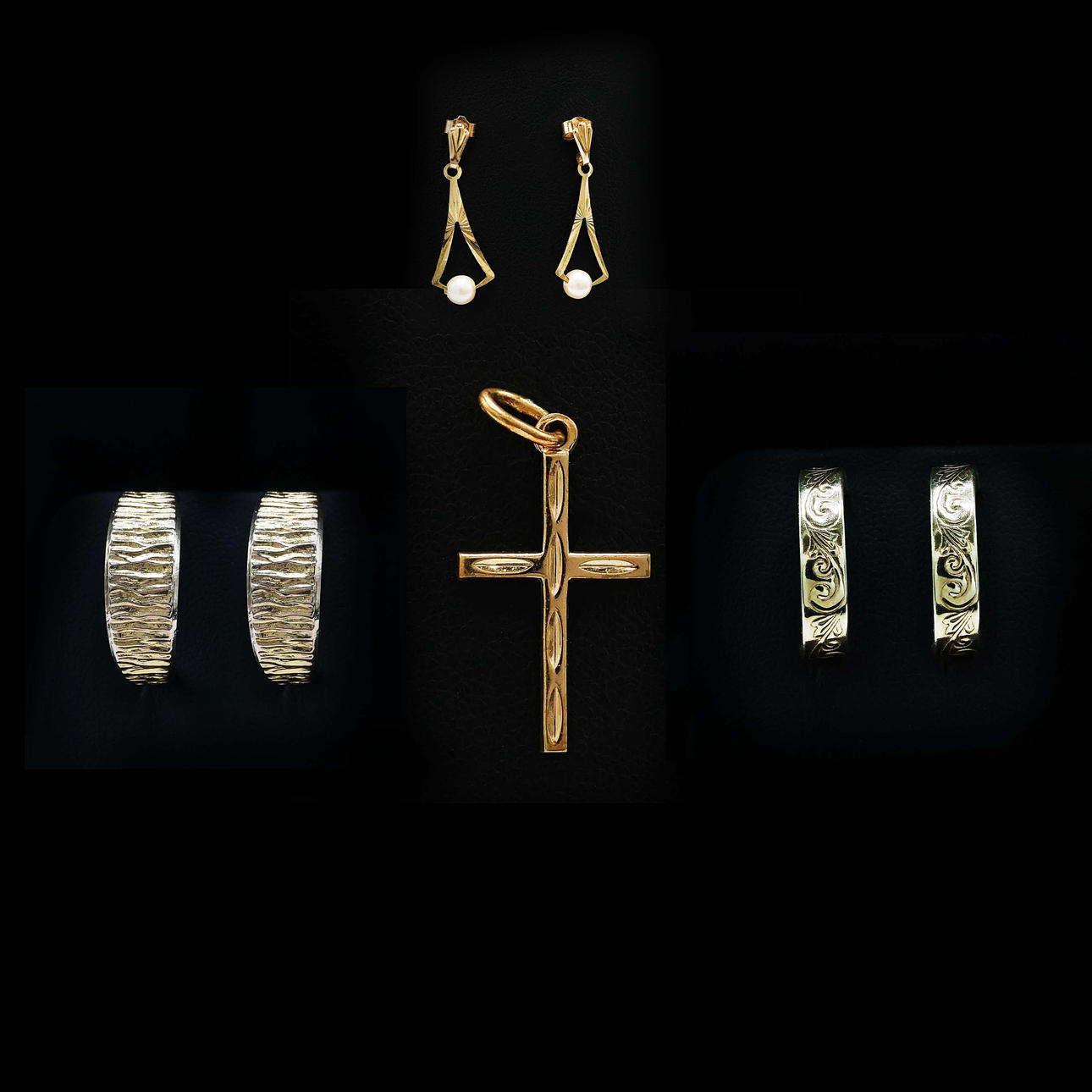 UNA COLECCIÓN DE PENDIENTES DE METAL AMARILLO.