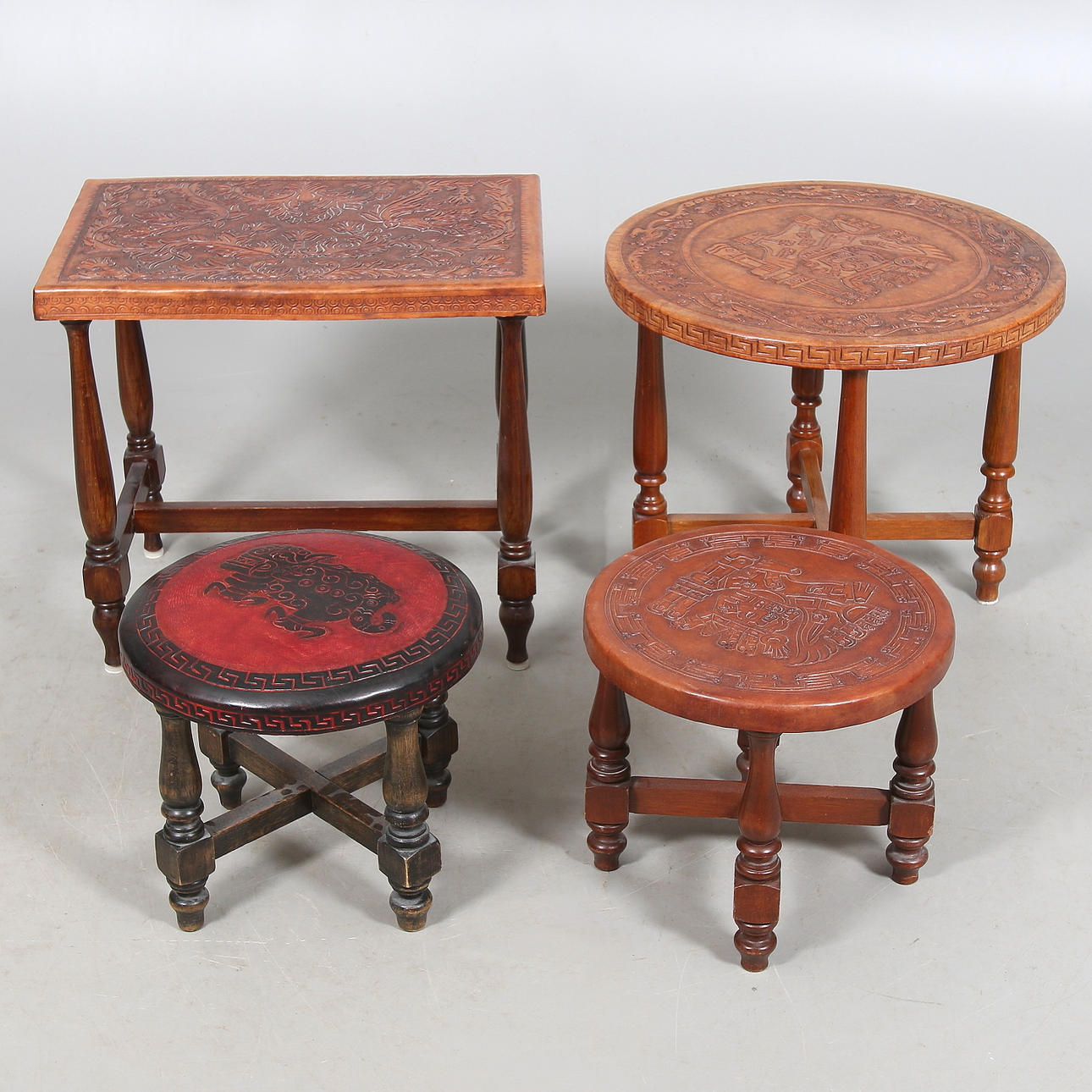 BORD/LAMPBORD samt PALL, 4 delar, lövträd och läder, mellan America. 1990-talets sista kvartal.