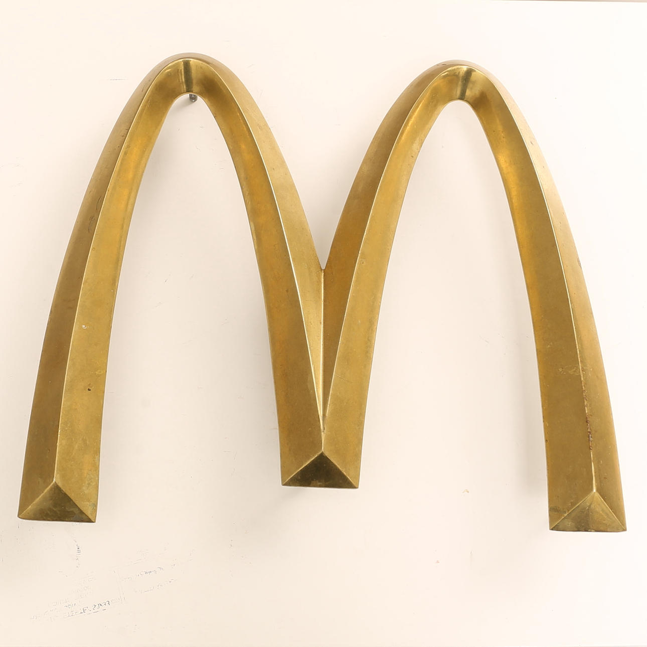 SKYLT, mässing, 1900-talets andra hälft.