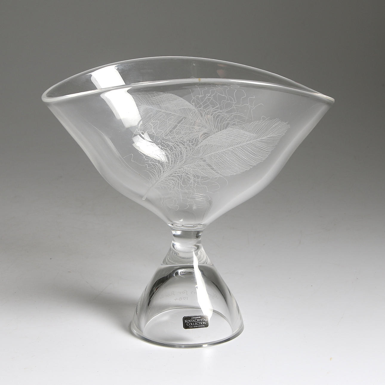 SKÅL PÅ FOT, glas, Vicke Lindstrand, Kosta, signerad. 1900-talets andra hälft.