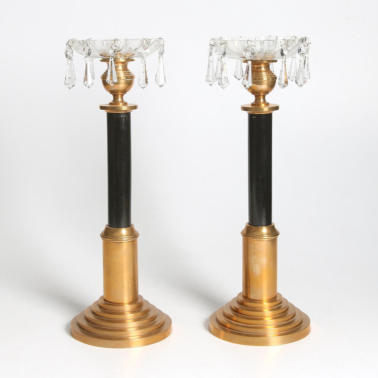 LJUSSTAKAR / ALTARLJUSSTAKAR med LJUSMANSCHETTER, ett par, mässing och svärtat trä, No.83, Grillby Metallfabrik, 18/1900-tal.