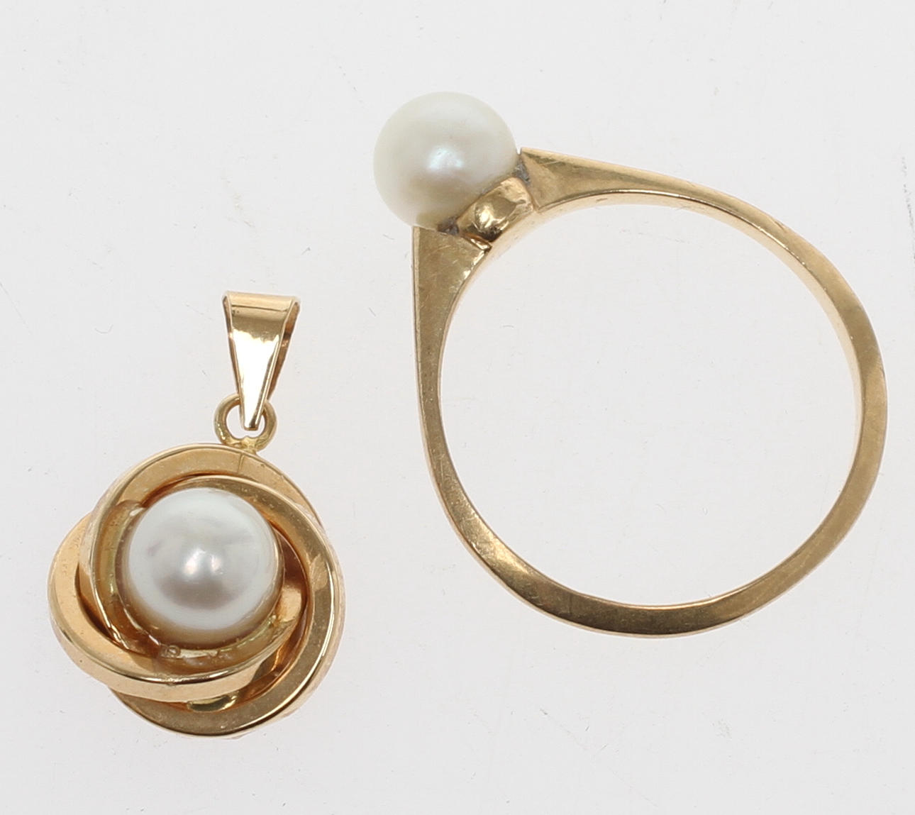 RING samt HÄNGE, 18k guld med pärlor. Total vikt 3,4 gram.