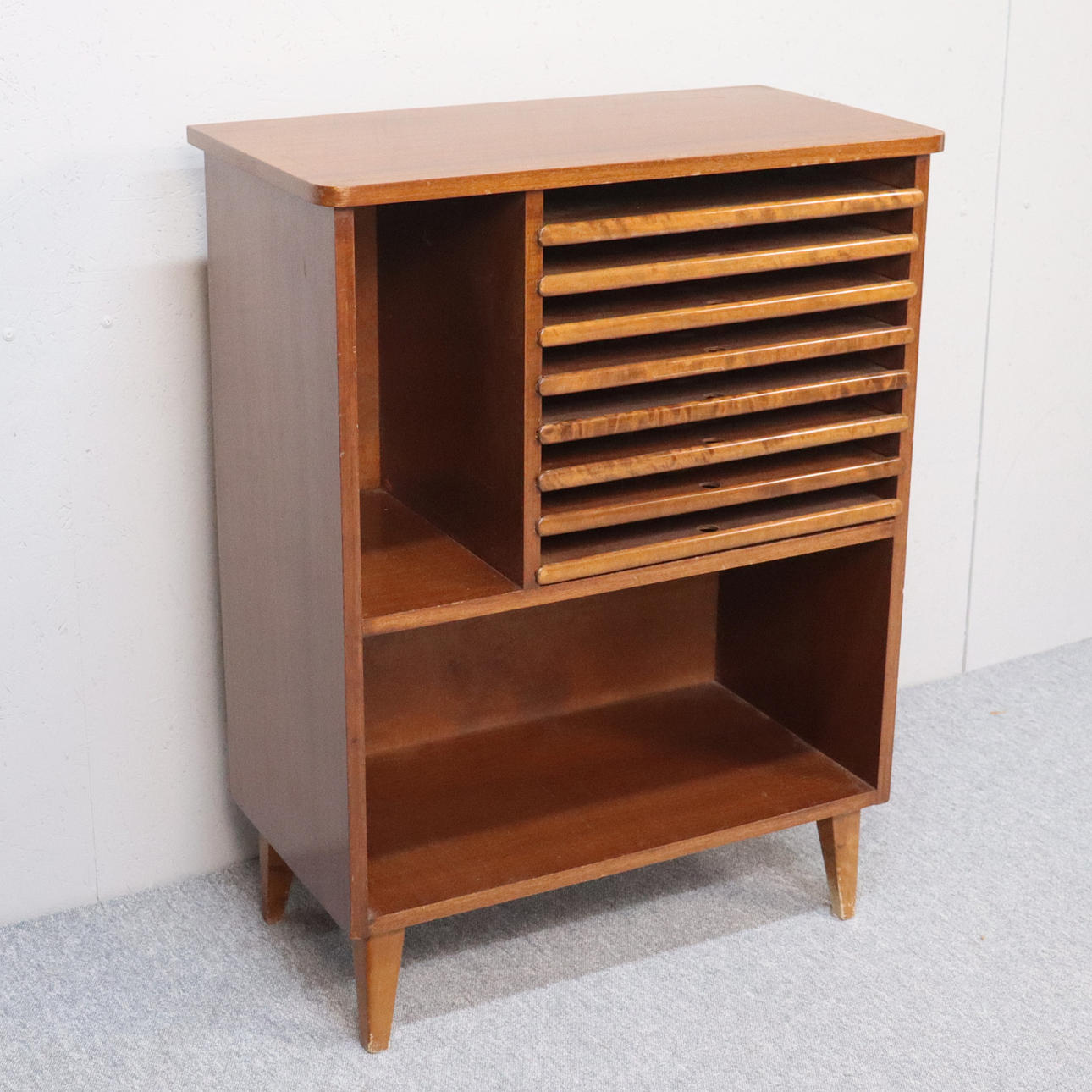 ARKIVHYLLA, betsat trä.