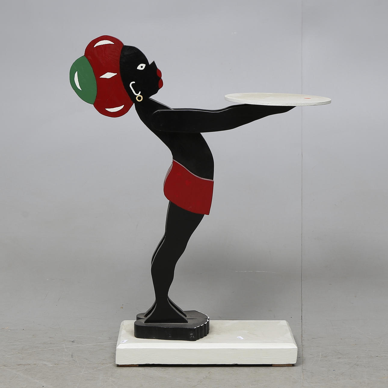 BETJÄNT, trä, 1900-tal.