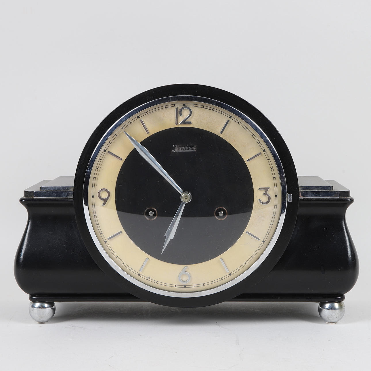 Eine Junghans Tischuhr aus dem 20. Jahrhundert.