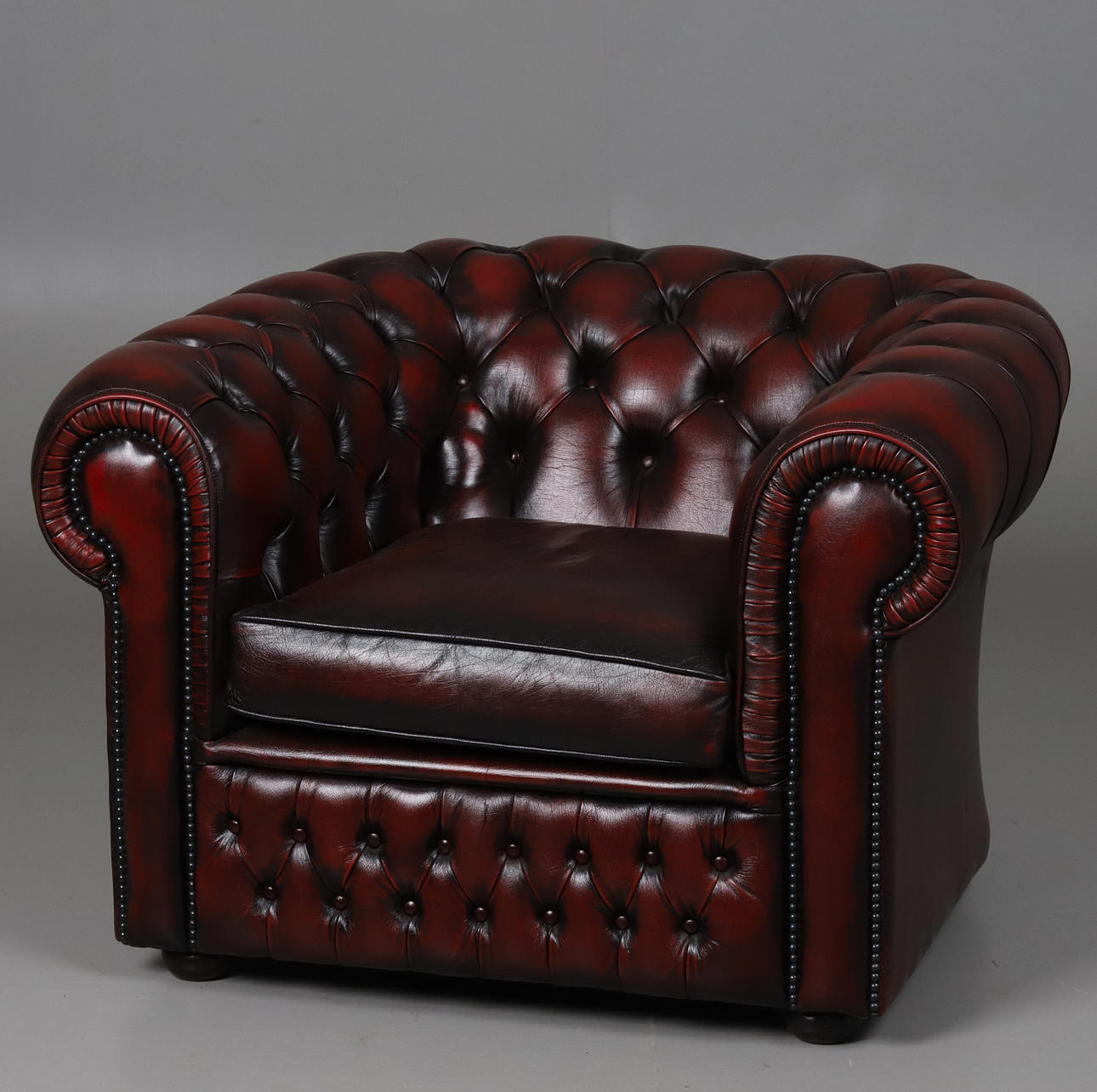 CHESTERFIELD LÆNESTOL, OXBLOOD LÆDER.