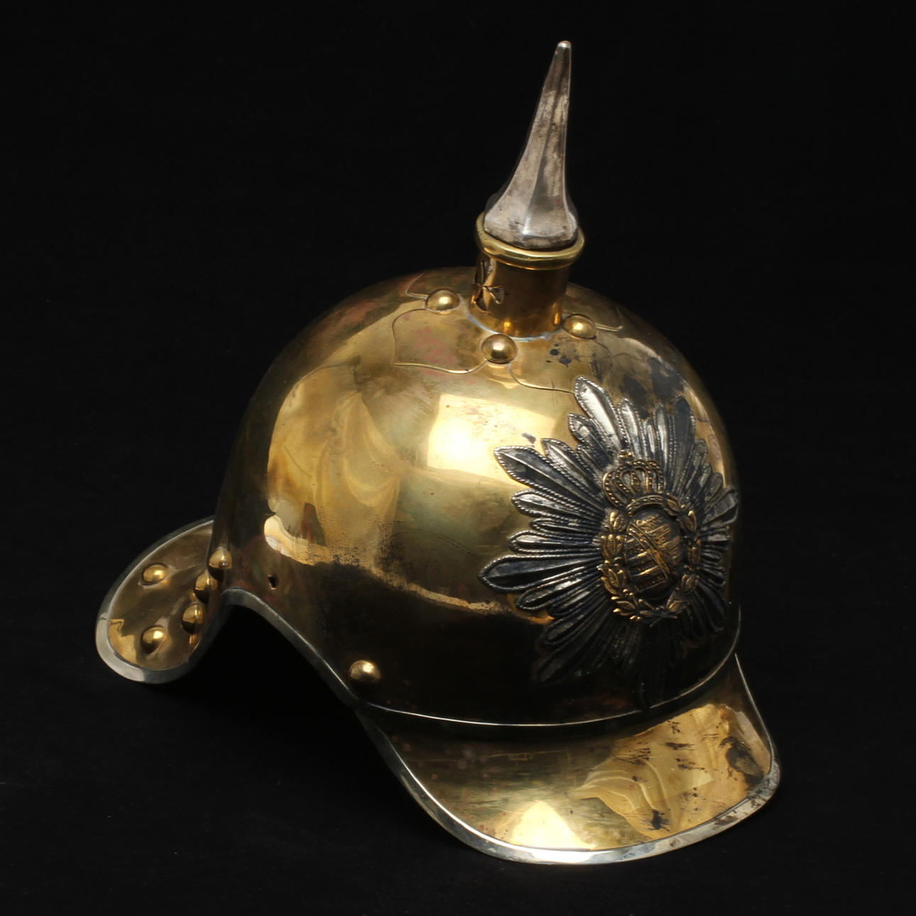 HJÄLM, reproduktion av sk Pickelhaube från Sachen, samtida.