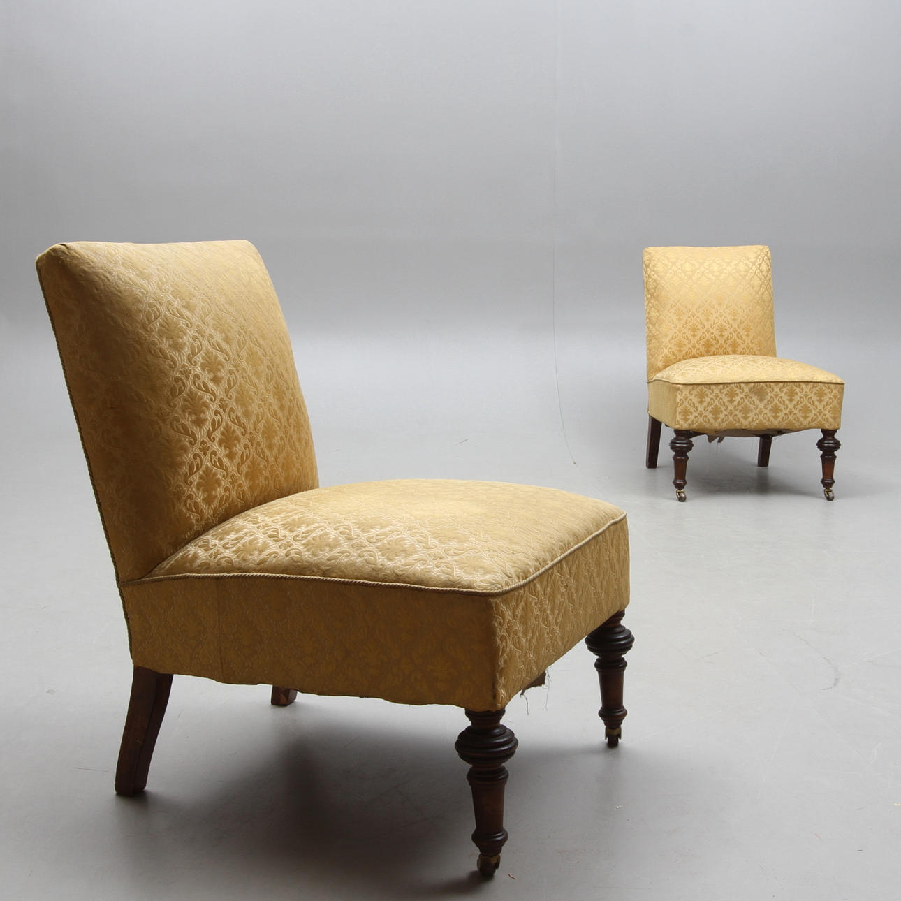 FÅTÖLJER, 1 par, omkring sekelskiftet 1900.