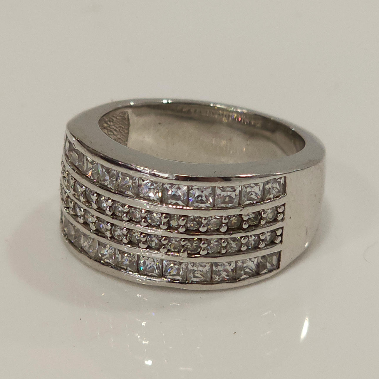 Ring i sterlingsilver med zirkonremsor.