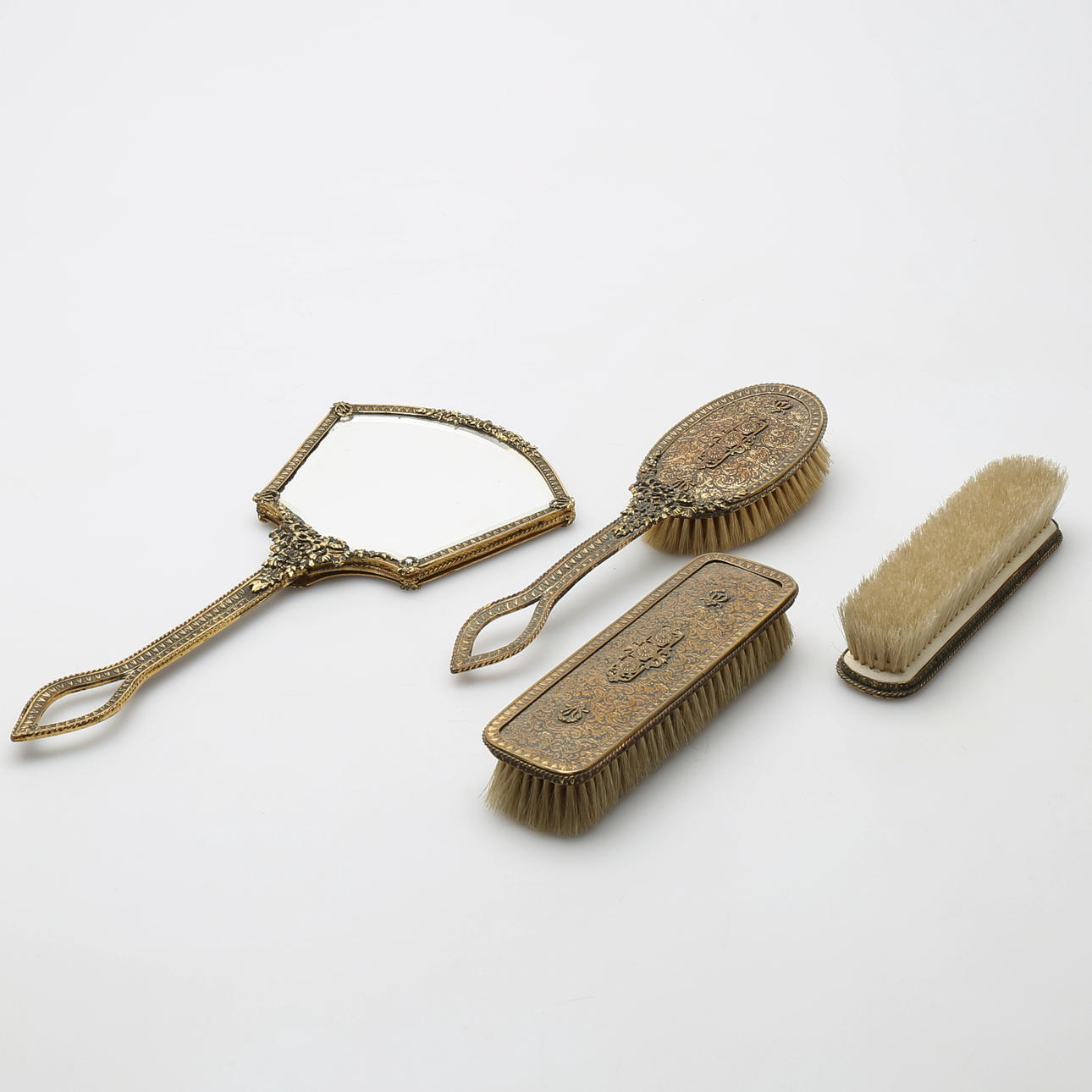 DAMBORDSGARNITYR, 4 delar, i Louis XVI-stil, tidigt 1900-tal.