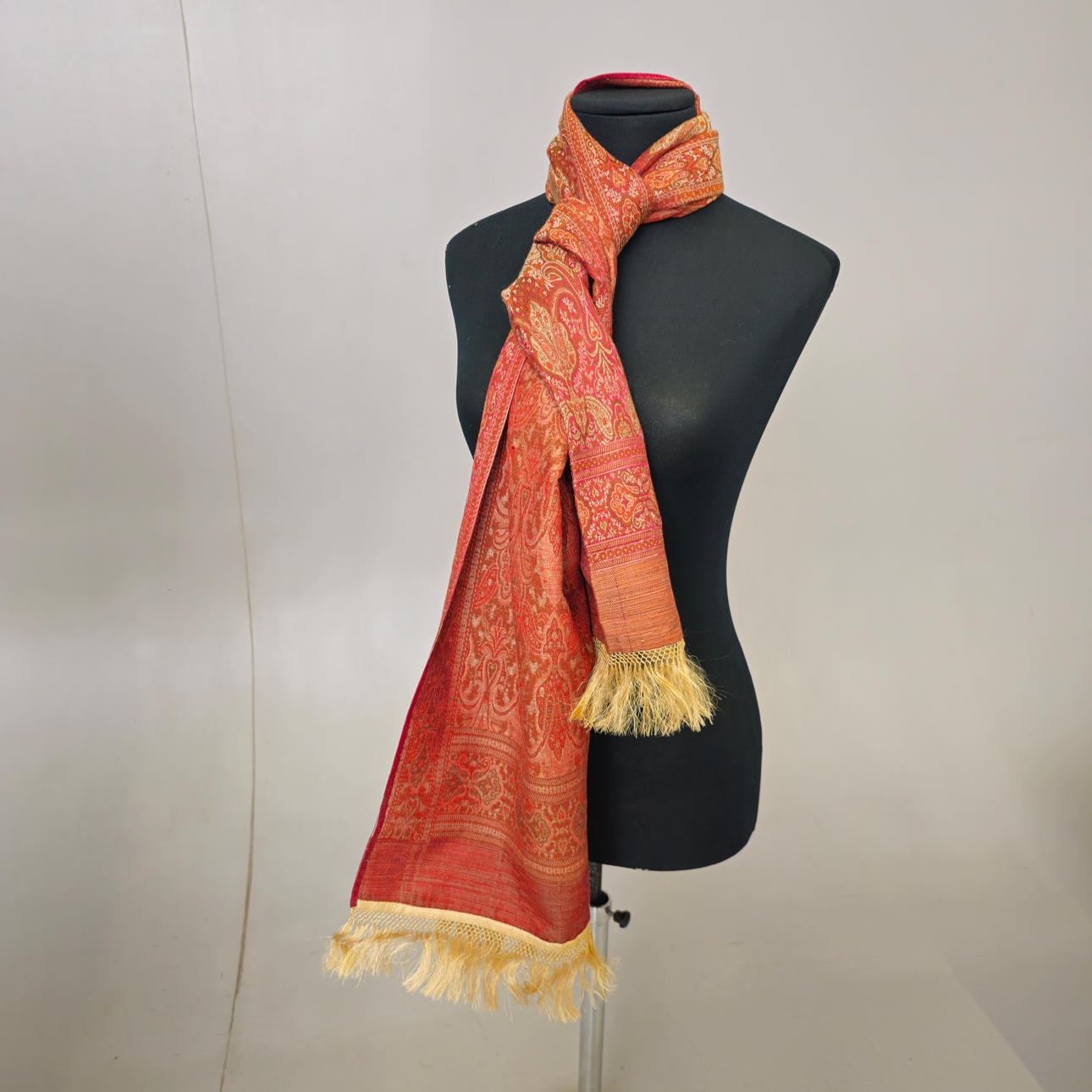 HALSDUK I SIDEN OCH ULL. INDIEN.