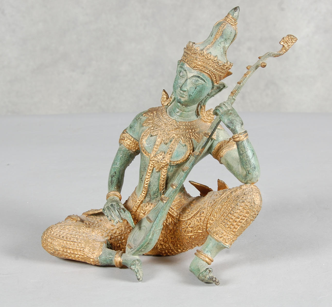 SKULPTUR," sitarspelare ", brons.