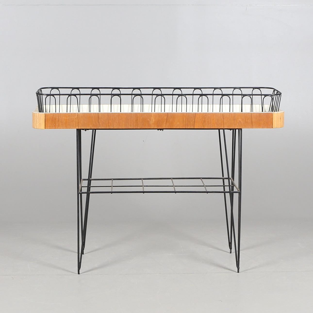 BLOMBORD, trä/gummiklädd metall, stringmodell, 1950/60-tal.