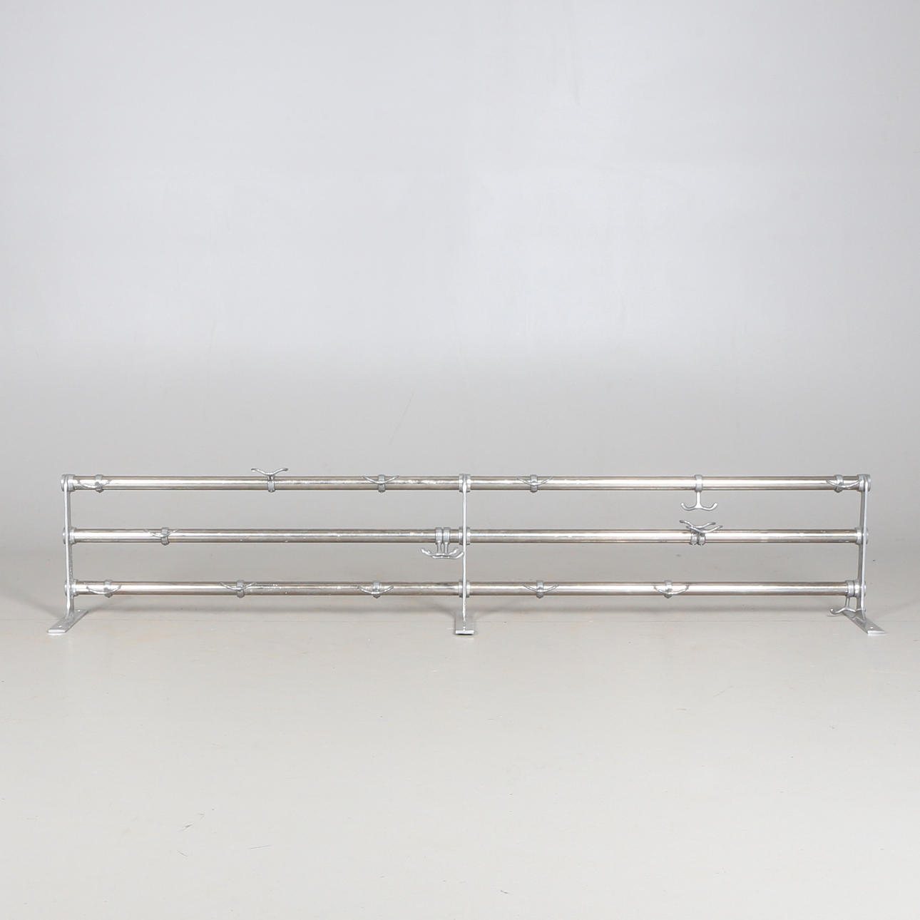 KLÄDHÄNGARE/HATTHYLLA, industrimodell, metall, 1900-tal.