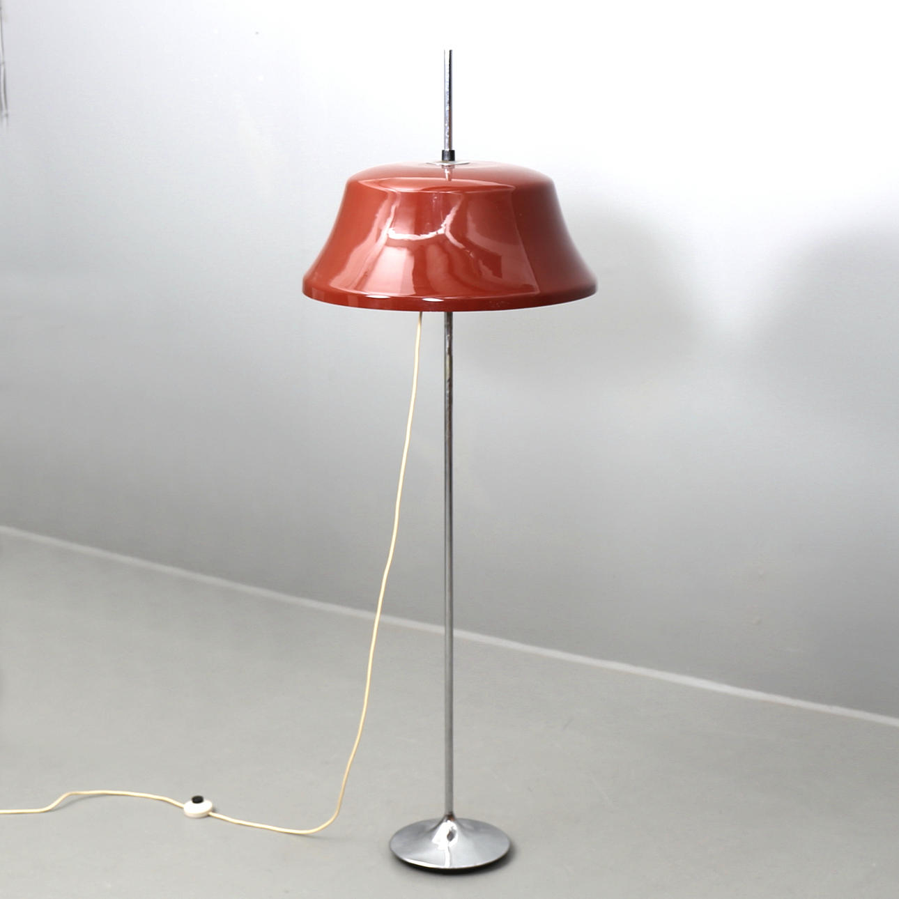 GOLVLAMPA på kromad fot. Frank Bentler, Danmark 1960/70-tal.