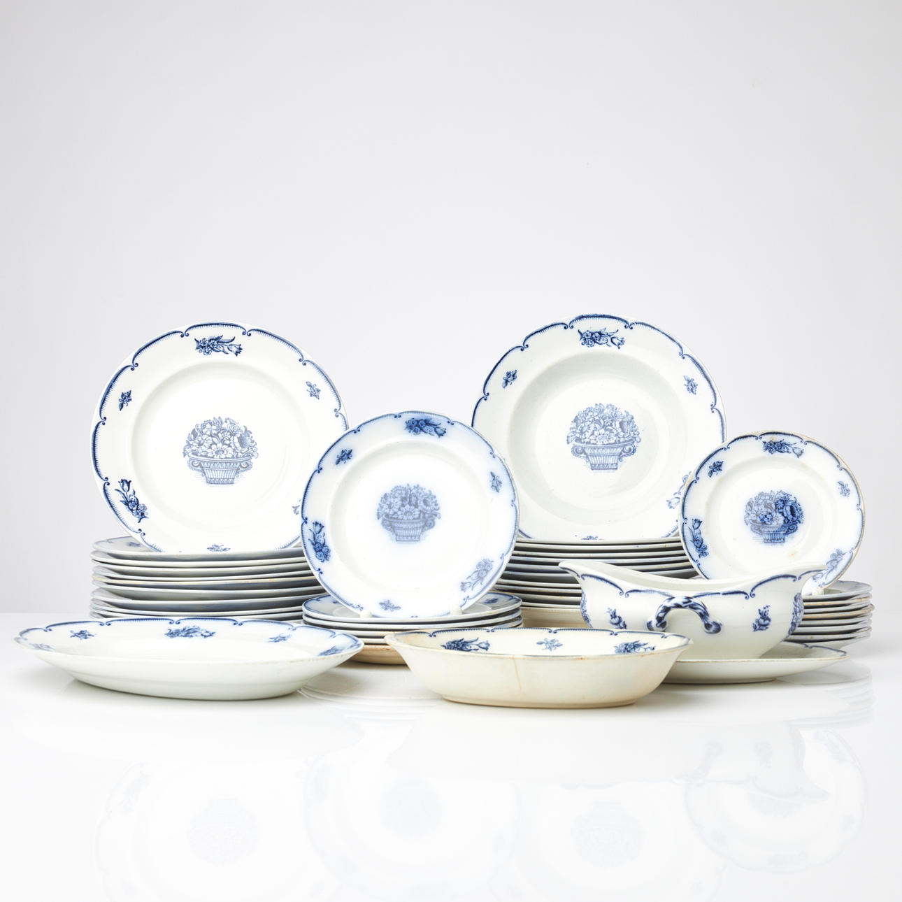 SETS, 41 delar, ”Gefion”, Gustavsberg. Posliini.