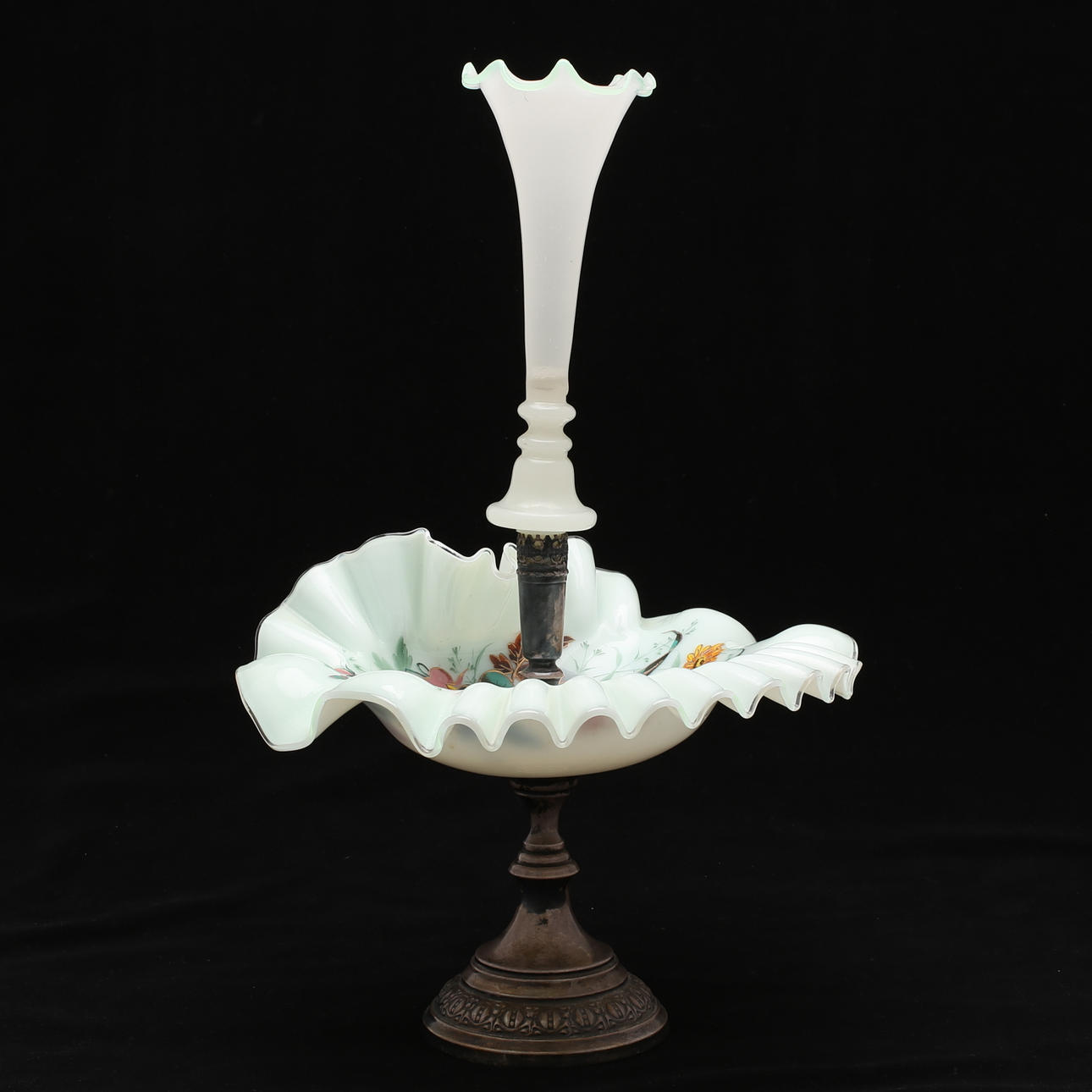 STRUTVAS, veckad, målad glasskål och vas på nysilverfot, 1800/1900-tal.