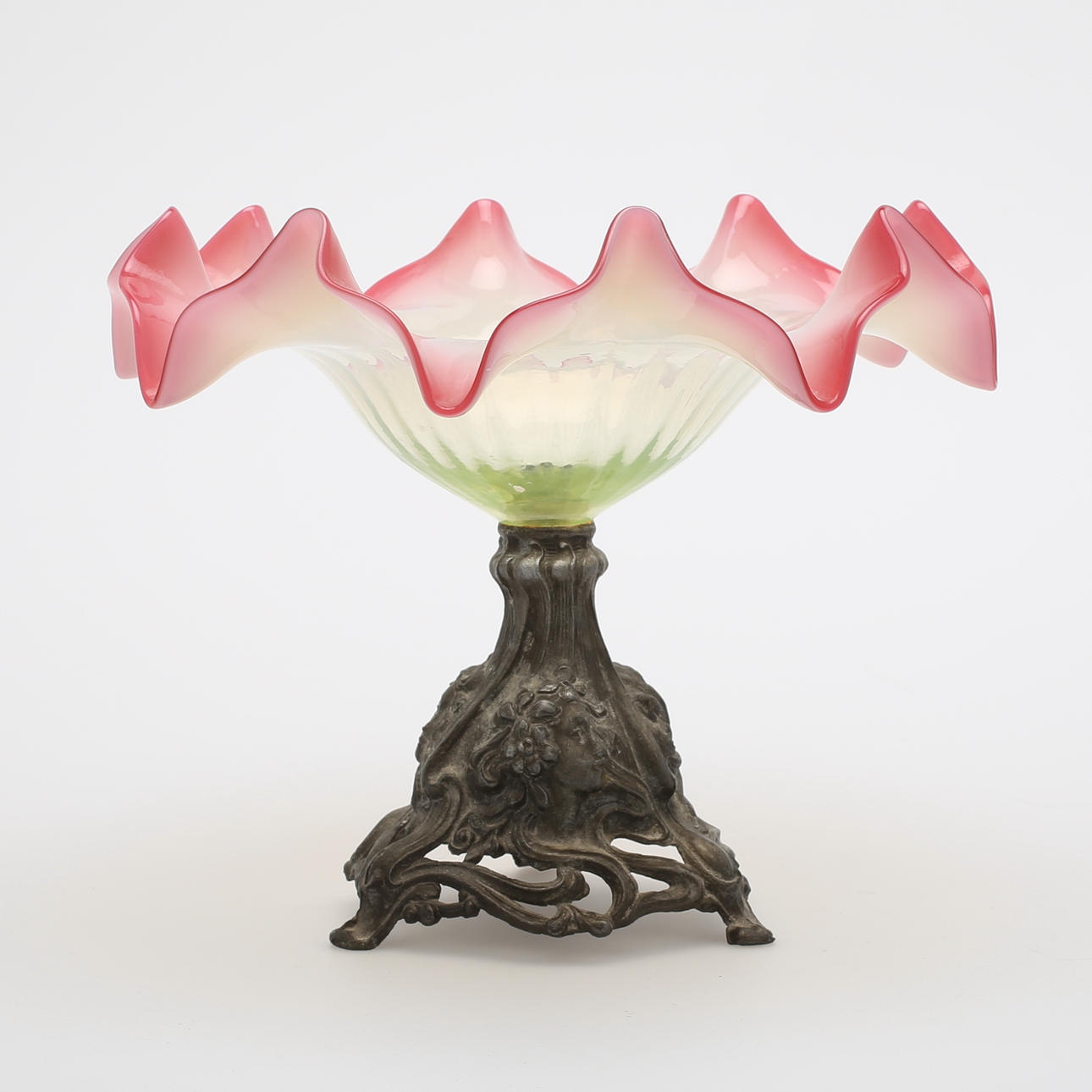 SKÅL PÅ FOT, veckad glasskål på metallfot, jugend.