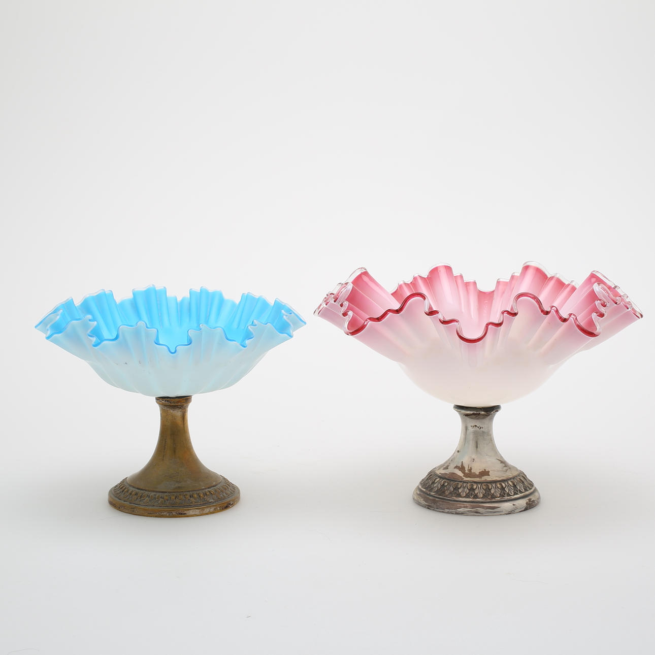 SKÅLAR med veckad kant, 2 st, glas, 1800/1900-tal.