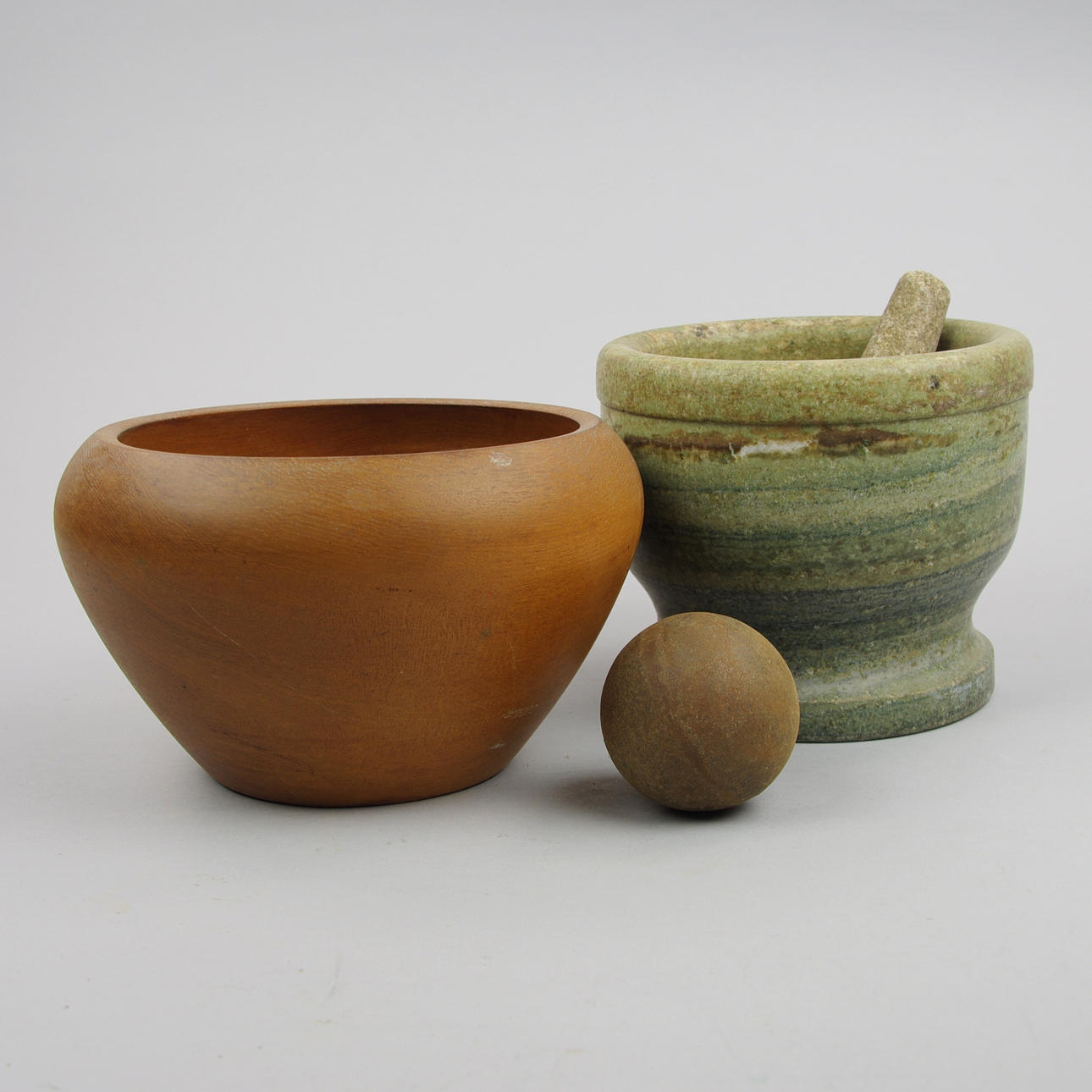 MORTEL SAMT SENAPSSKÅL, marmor, trä samt metallkula.