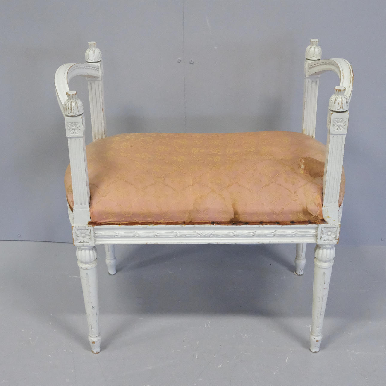 TABURETT. GUSTAVIANSK STIL.