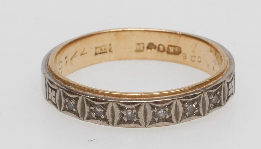 ALLIANSRING MED SMÅ DIAMANTER, 18k guld, vikt ca 5,2 gr.